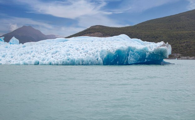 Foto paisagem de iceberg em águas geladas da patagônia