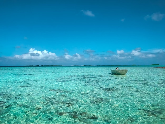 Paisagem de ilha de água do mar turquesa céu azul