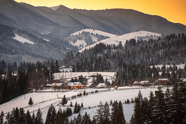 Paisagem de inverno Aldeia de montanha nos Cárpatos Ucranianos