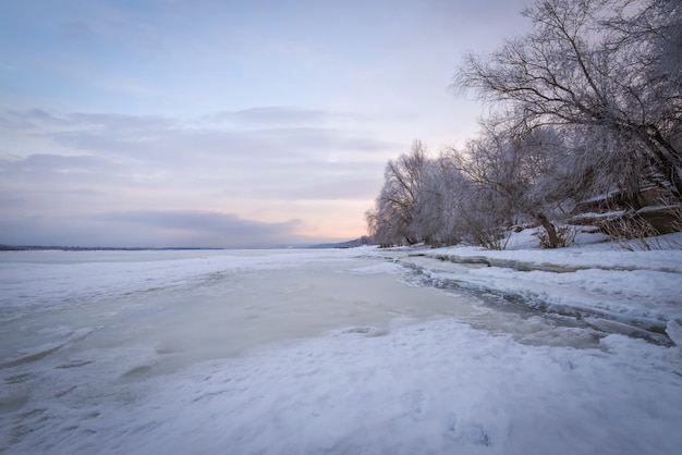 Paisagem de inverno ao amanhecer