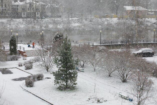 Paisagem de inverno. Beleza de conto de fadas de ruas cobertas de neve. Queda de neve e resfriamento em áreas turísticas.