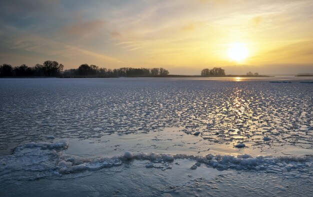 Paisagem de inverno com lago e céu ardente do sol. composição da natureza.