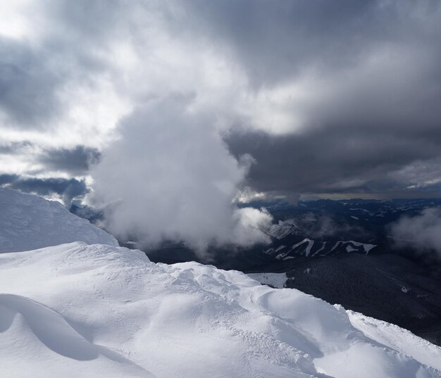 Paisagem de inverno com lindas nuvens nas montanhas