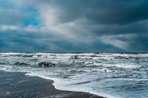 Paisagem de inverno com mar congelado e praia de gelo dramática tempestade e neve