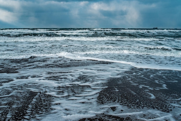 Paisagem de inverno com mar congelado e praia gelada Clima de tempestade e neve Paisagem dramática do mar