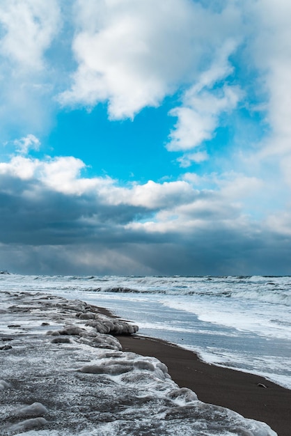 Paisagem de inverno com mar congelado e tempestade de praia gelada e clima com neve dramática paisagem marítima