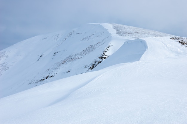 Paisagem de inverno com montanha de neve