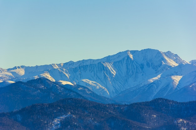 Paisagem de inverno com montanhas e colinas cobertas de neve