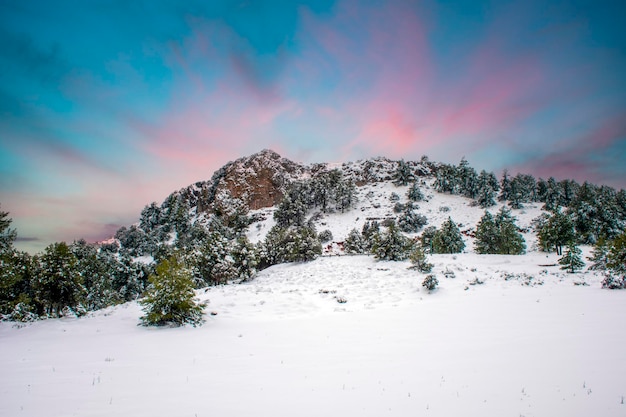 Paisagem de inverno com montanhas