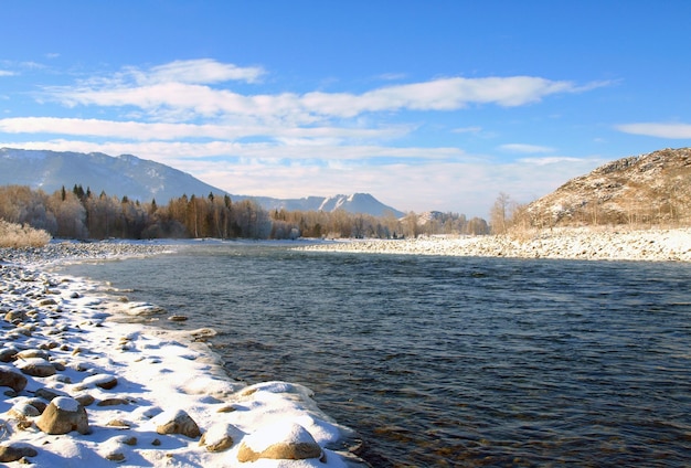 Paisagem de inverno com o rio Katun nas montanhas de Altai