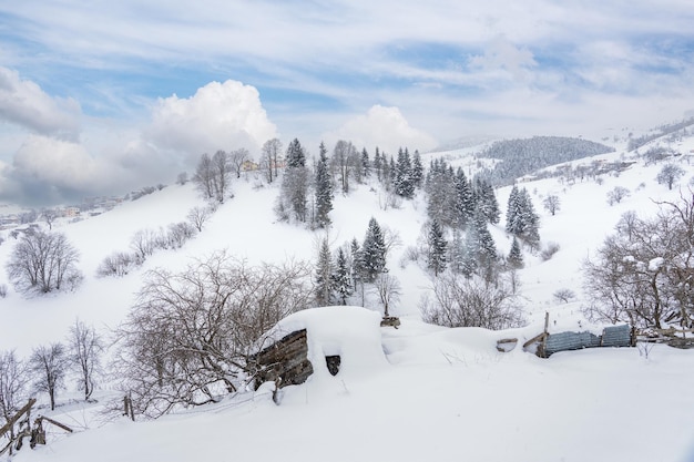 Paisagem de inverno com pequenas casas de aldeia Giresun Turquia