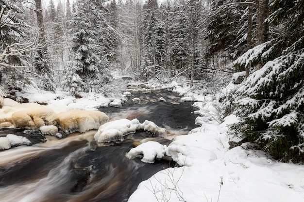 Paisagem de inverno com rio floresta Cachoeira Prokinkoski Khikhniyoki rio Karelia Rússia