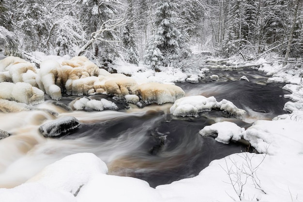 Paisagem de inverno com rio floresta Cachoeira Prokinkoski Khikhniyoki rio Karelia Rússia