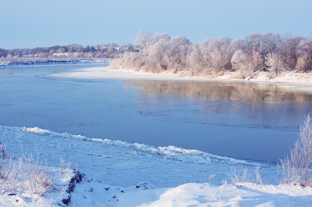 Paisagem de inverno com rio