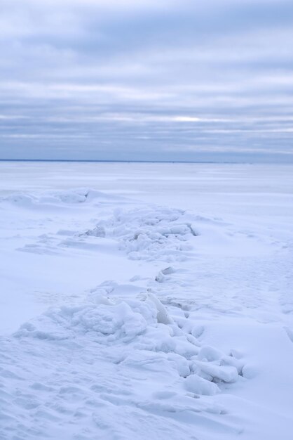 Paisagem de inverno com um mar congelado