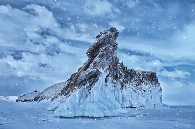 paisagem de inverno da ilha olkhon baikal, vista da temporada de inverno na rússia lago baikal