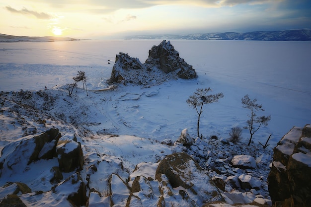 paisagem de inverno da ilha olkhon baikal, vista da temporada de inverno na rússia lago baikal