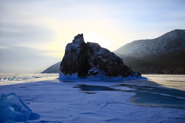 paisagem de inverno da ilha olkhon baikal, vista da temporada de inverno na rússia lago baikal