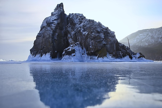 paisagem de inverno da ilha olkhon baikal, vista da temporada de inverno na rússia lago baikal