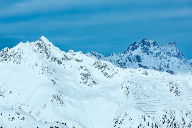 Paisagem de inverno da manhã Alpes Silvretta com barreiras para segurar a neve na encosta (Tirol, Áustria).