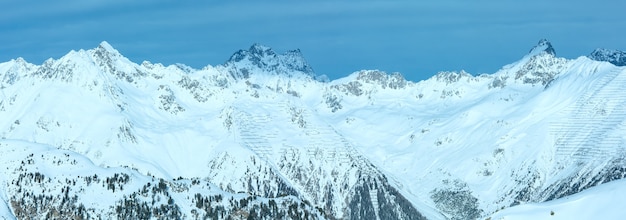 Paisagem de inverno da manhã Alpes Silvretta. Estância de esqui Silvrettaseilbahn AG Ischgl, Tirol, Áustria. Panorama.