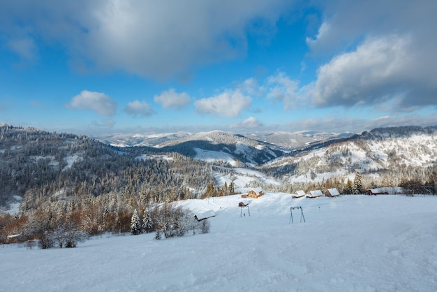 Paisagem de inverno das montanhas dos cárpatos ucrânia