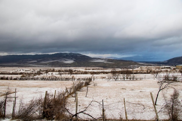 Paisagem de inverno de cordilheira e vista na Geórgia, tempo nublado