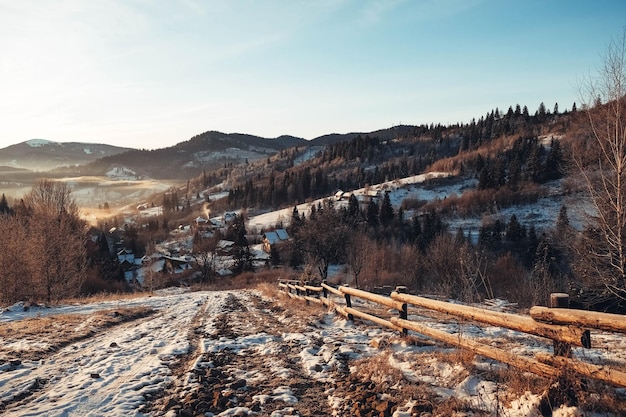 Paisagem de inverno de montanhas nevadas ao pôr do sol