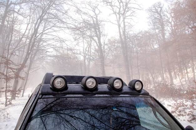 paisagem de inverno do país com a imagem de um carro closeup