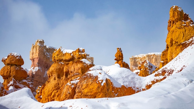 paisagem de inverno do parque nacional bryce canyon congelando rochas vermelhas frias cobertas de neve, inverno dos eua