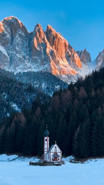 Foto paisagem de inverno dolomitas alpes aldeia de santa maddalena vale de val di funes tirol do sul itália