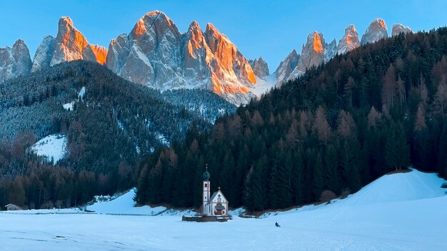 Paisagem de inverno Dolomitas Alpes aldeia de Santa Maddalena Vale de Val di Funes Tirol do Sul Itália