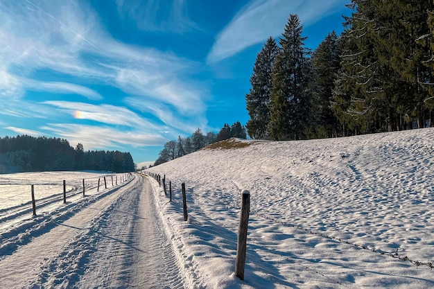 Paisagem de inverno idílica contra o pano de fundo das montanhas dos Alpes com chalés de montanha