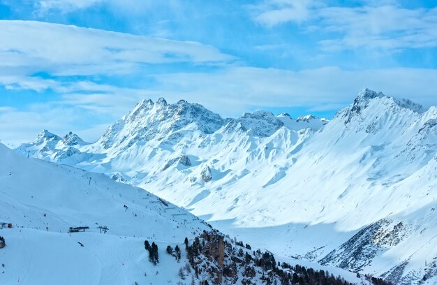 Paisagem de inverno manhã Silvretta Alpes com pista de esqui e teleférico (Tirol, Áustria). Todos os esquiadores estão irreconhecíveis.