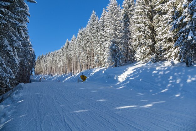 Paisagem de inverno na estação de esqui de Bukovel