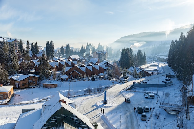 Paisagem de inverno na estância de esqui nas montanhas de Bukovel, casas, hotéis, lojas e estradas em Bukovel