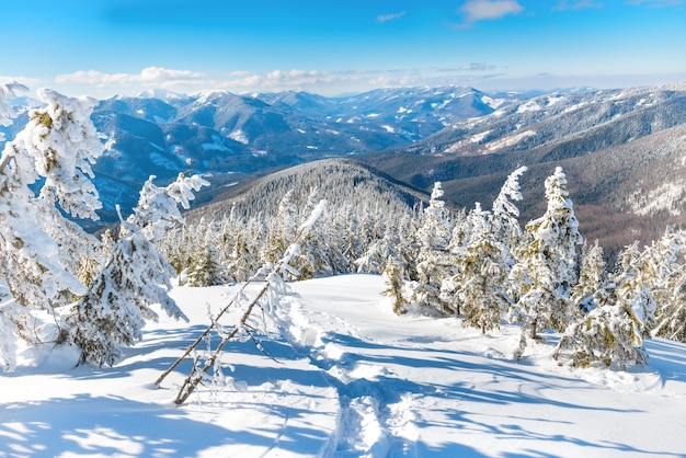 Paisagem de inverno nas montanhas com neve e colinas azuis