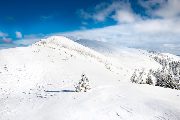 Paisagem de inverno nas montanhas com neve e colinas azuis