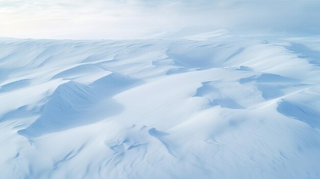 Foto paisagem de inverno nevada com céu azul marinho abstrato e nuvens brancas