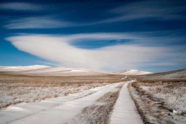 Paisagem de inverno nevado com nuvens lenticulares, céu azul. Papel de parede da região de Irkutsk, Rússia