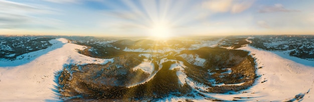 Paisagem de inverno no nevoeiro com neve e galhos cobertos de geadas e neve congelada Foto de alta qualidade