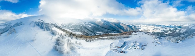 Paisagem de inverno no nevoeiro com neve e galhos cobertos de geadas e neve congelada Foto de alta qualidade