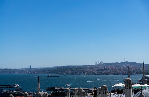 Paisagem de Istambul no Bósforo e mesquitas