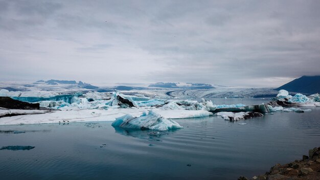 Paisagem de Jokulsarlon, a lagoa de geleira mais famosa do mundo, tirada aérea