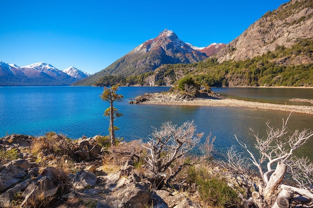 Paisagem de lago e montanhas de beleza no Parque Nacional Nahuel Huapi, localizado perto de Bariloche, região da Patagônia na Argentina.
