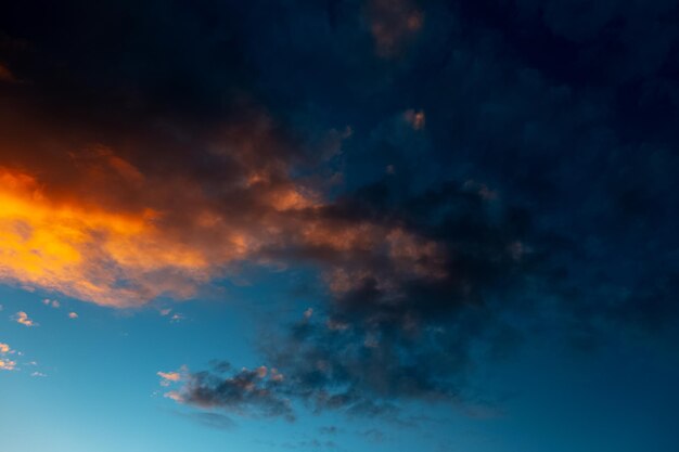 Paisagem de lindo céu nublado ao pôr do sol Fundo natural colorido