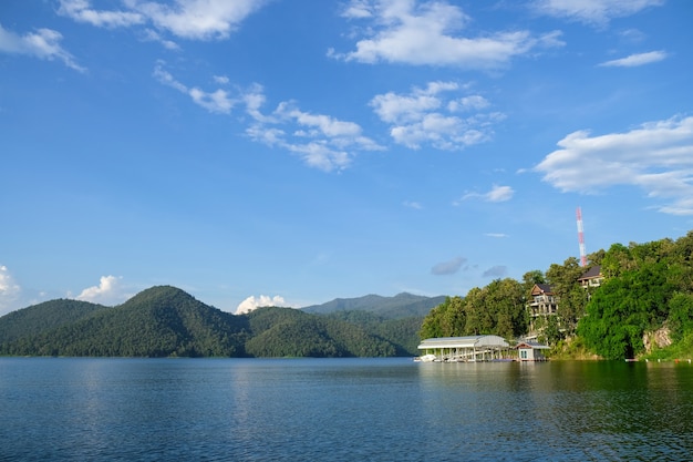 Paisagem de Mae Mueang Dam em Chiang Mai - Tailândia, lago e montanha com lindo céu