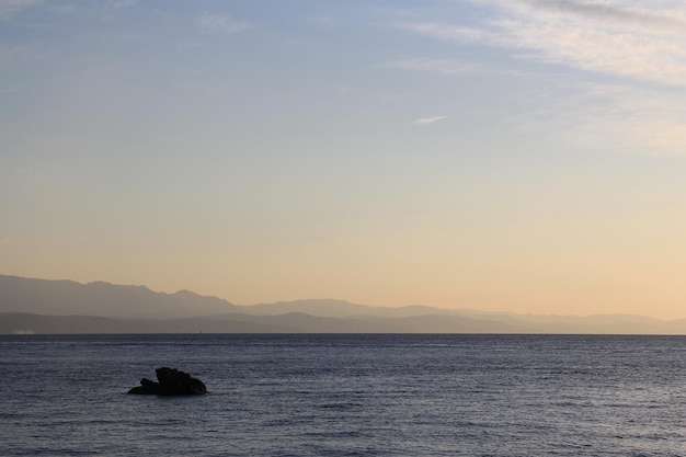 Paisagem de mar e montanhas. Pedra no mar.