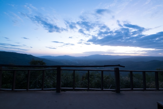 Paisagem de montanha ao pôr do sol.