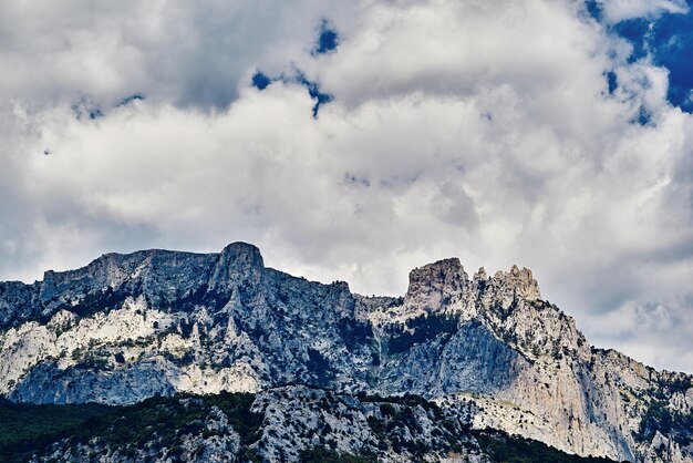 Paisagem de montanha azul na perspectiva do céu nublado branco